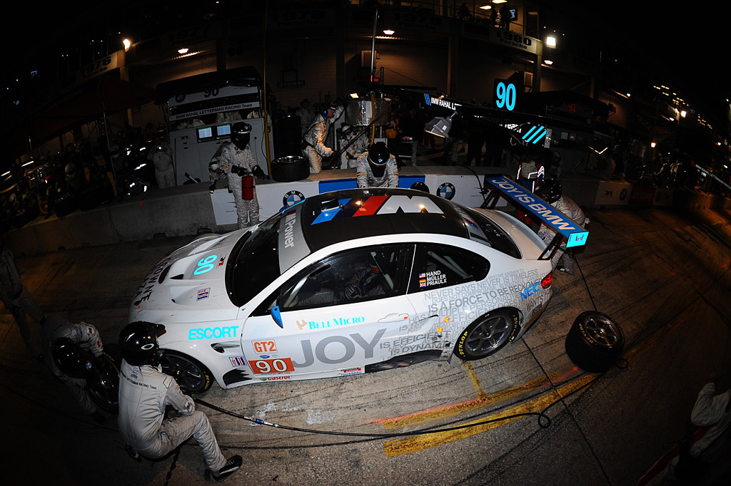 A equipe da Rahal Letterman Racing em trabalho conseguiram colocar o BMW M3 